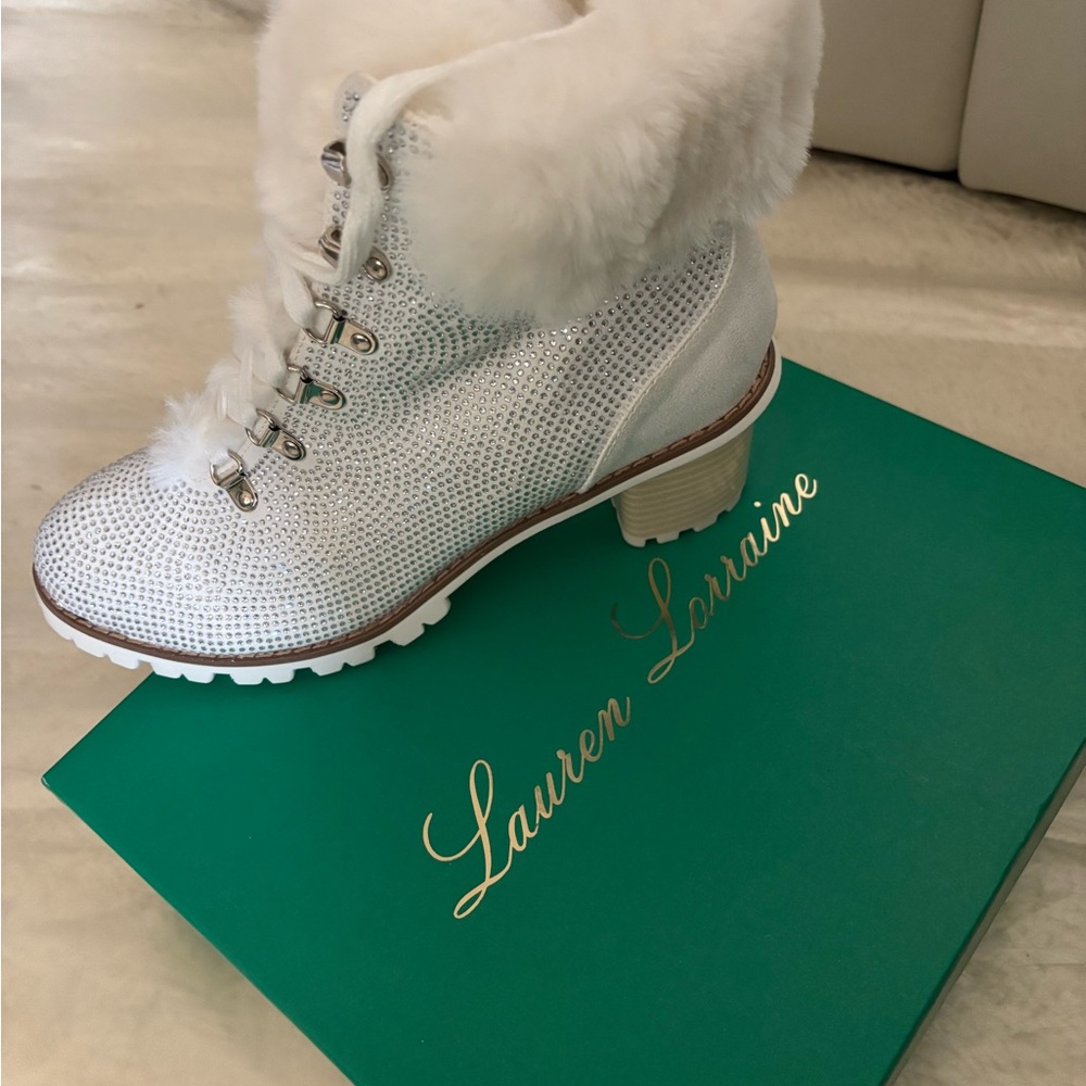 New Lauren Lorraine White Winter Boots with nice Rhinestone Upper